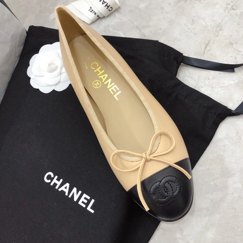 👟👟Ex-factory price 440👟👟 Chanel has been upgrading Chanel shoes ~ 2021ss top version HK overseas purchasing original cut at 1:1 Chanel Chanel Eternal Classic Bow Round Toe Ballet Shoes There are not many good quality, truly no pressure to enter and exit the counter. Regardless of the last type, leather material selection, and manufacturing process, they are all genuine craftsmanship and very sophisticated. ◾️Fabric: Mixed sheepskin imported from Italy ◾️Lining: Imported sheepskin (sweat-absorbent and soft) ◾️Sole: Italian special A-grade genuine leather sole (not ordinary thin sole in the market) ◾️Size: 35-39 [34 40 41 42 43 customization is not returnable]